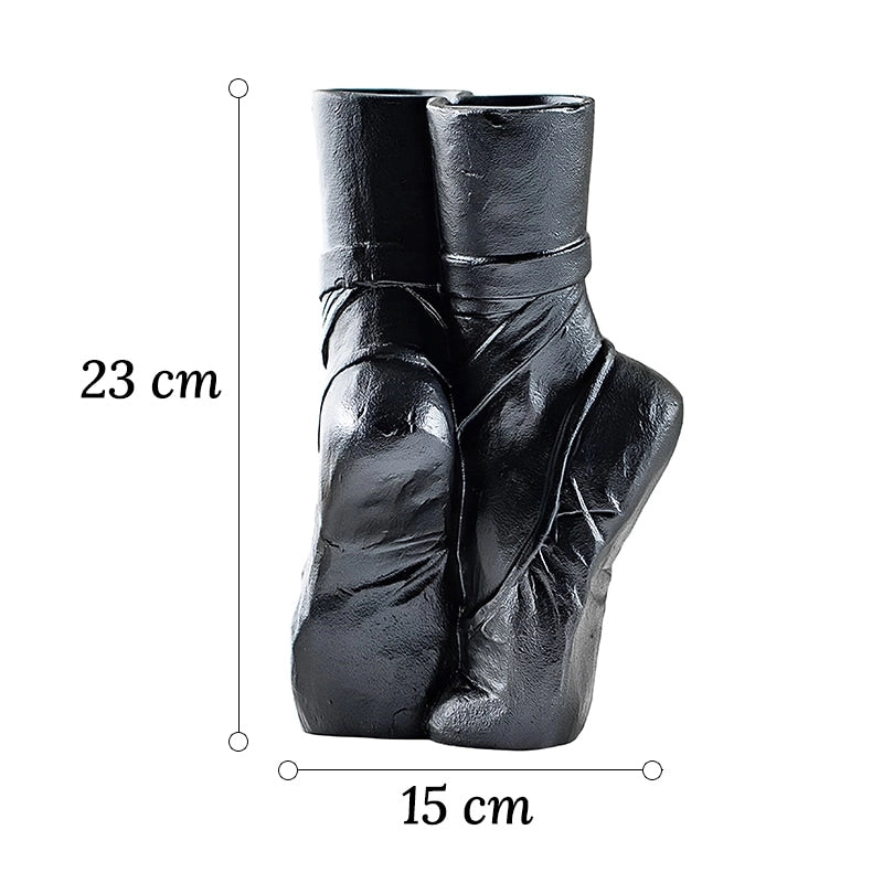 Vase Moderne Chaussures de Ballet Blanc ou Noir en Céramique dimensions 23cm sur fond blanc.