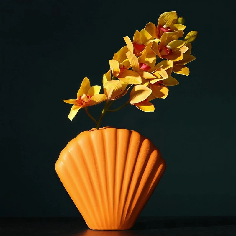 Vase Moderne Coquille Saint-Jacques Couleur orange présentation avec fleurs sur une table noire.