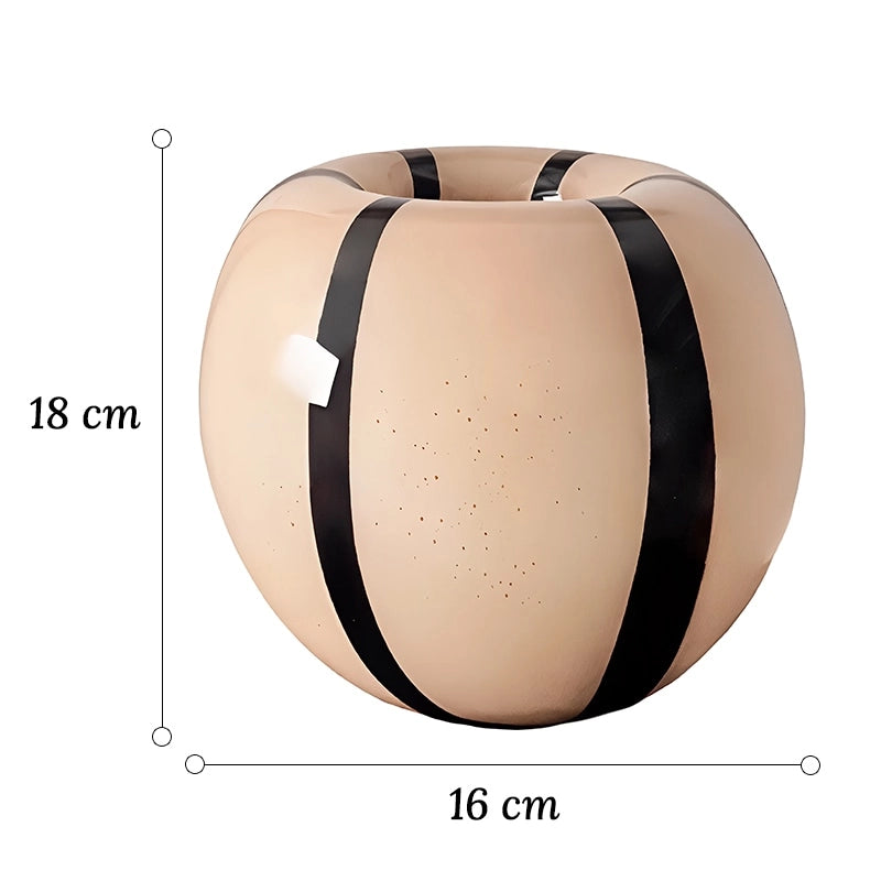 Vase Moderne Noir et Beige, Rayures Verticales dimensions du modèle boule 18 cm sur fond blanc.