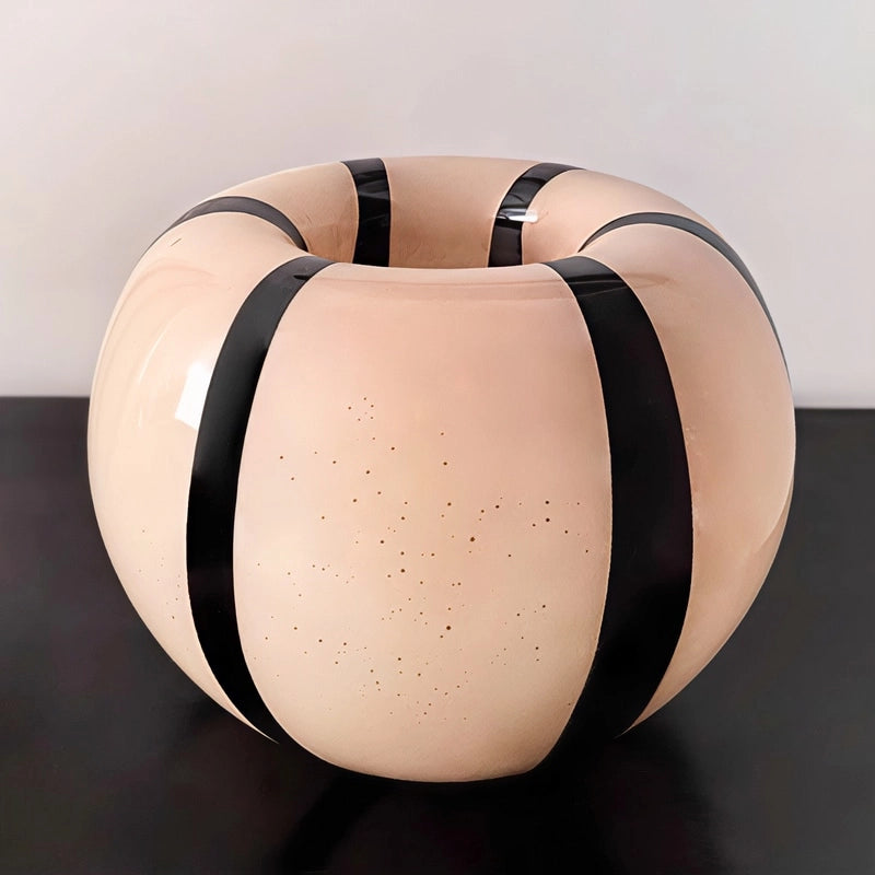 Vase Moderne Noir et Beige, Rayures Verticales, présentation du modèle boule sans fleurs sur une table noire.