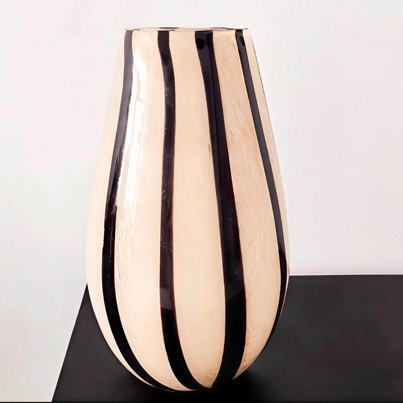 Vase Moderne Noir et Beige, Rayures Verticales, présentation du modèle haut sans fleurs sur une table noire.