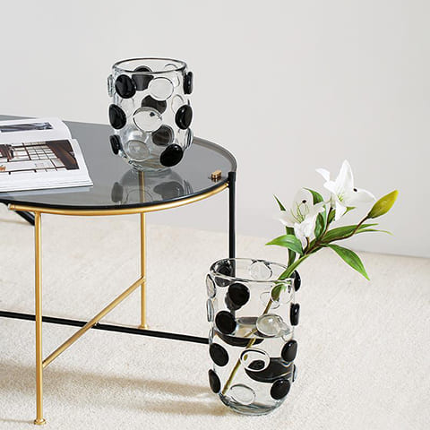 Vase Moderne Relief à Pois Blancs et Noirs en verre, présentation des modèles petit sans fleurs sur une table en verre et Grand avec fleurs posé au sol.