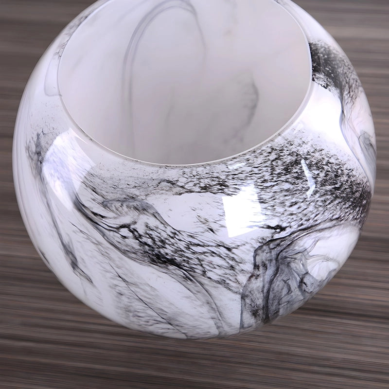 Vase Motif Marbre Rond Élégant en Verre détails, vu de près.