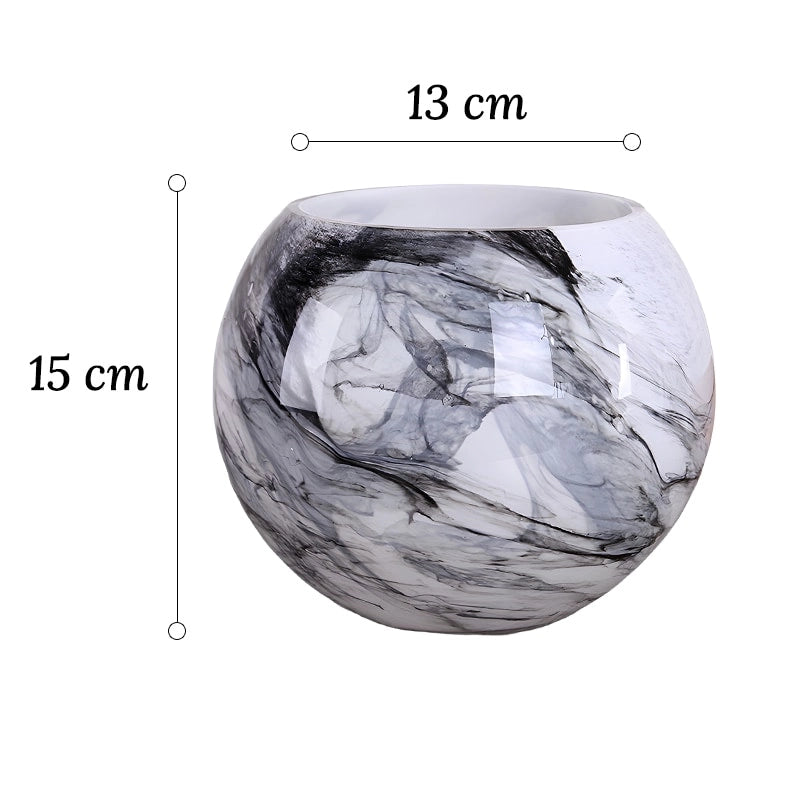 Vase Motif Marbre Rond Élégant en Verre dimensions du modèle petit sur fond blanc.