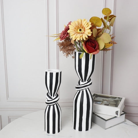 Vase Noir et Blanc Marin Décoration pour Bureau en résine, présentation des modèles Grand avec bouquet de fleurs et petit sans fleurs sur une table.