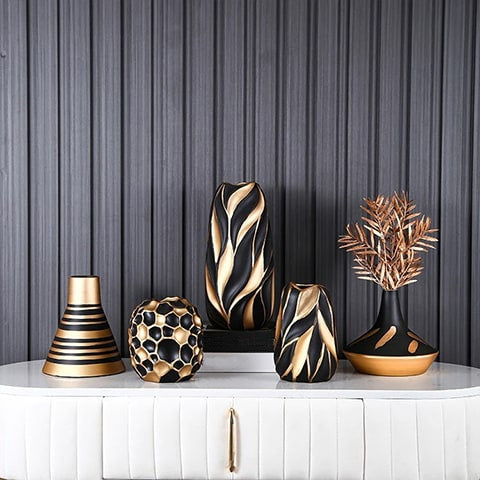 Vase Noir ou Blanc Motif Flammes Dorées en céramique, présentation des modèles Grand noir et Petit noir sans fleurs avec ornements sur un meuble.