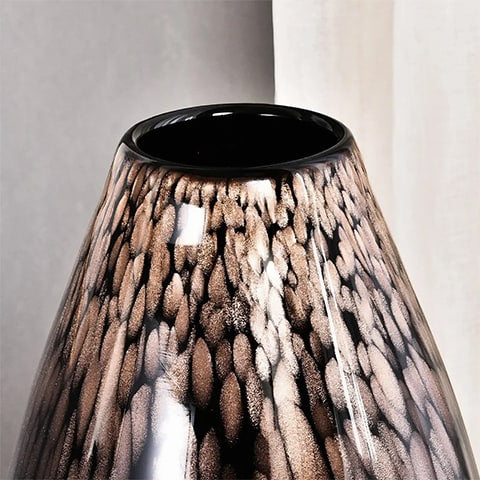 Vase noir pailleté doré en verre détails du verre et du col.