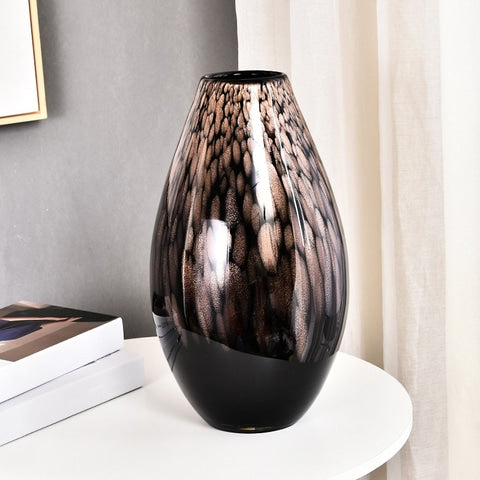 Vase Noir Pailleté Doré en céramique présentation du modèle C sans fleurs sur une petite table blanche.