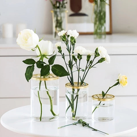 Vase Nordique Cylindrique Chic en Verre présentation des modèles D 20 cm, C 15 cm et B 10 cm avec fleurs posés sur une table.