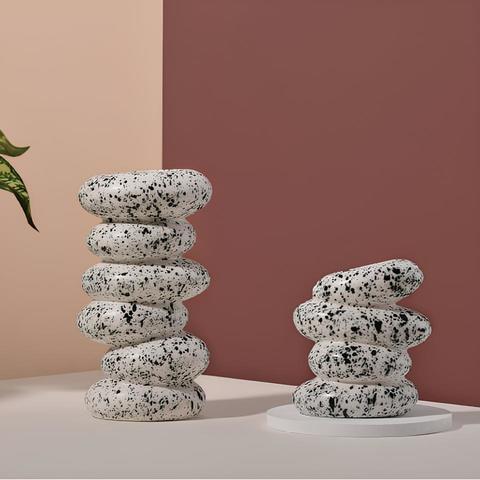 Vase Nordique Galets Superposés en céramique présentation du modèle S noir et blanc sans fleurs sur une table blanche.