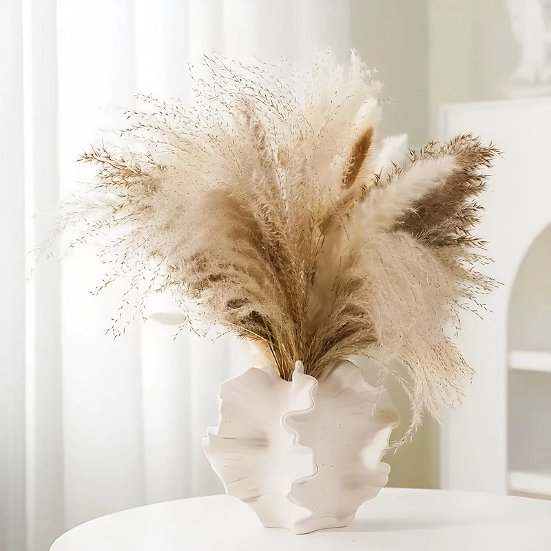 Vase Ondulé Chantilly Style Moderne présentation du modèle M avec fleurs séchées sur une table blanche.