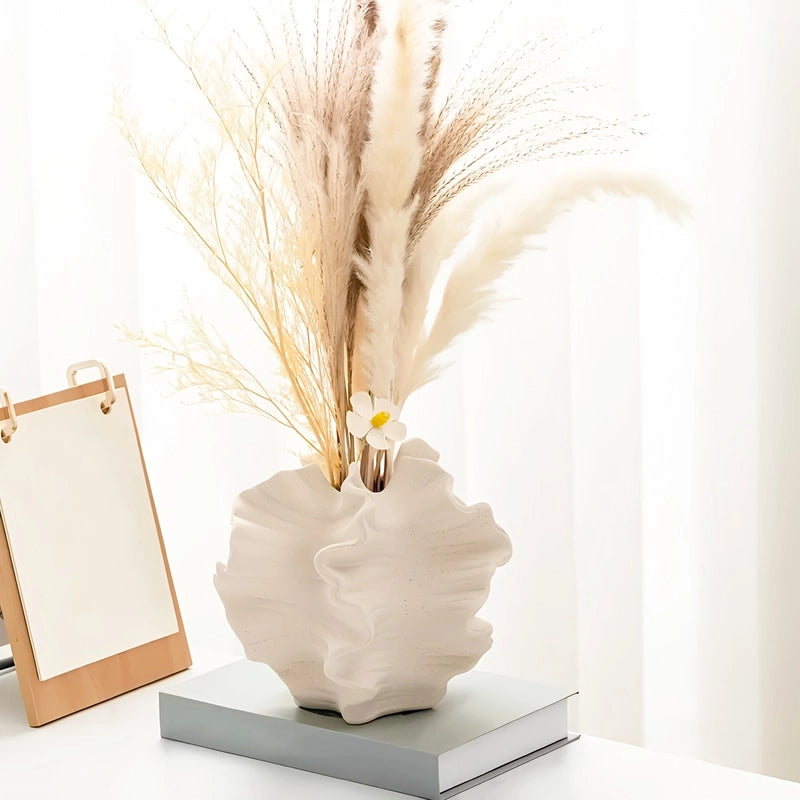 Vase Ondulé Chantilly Style Moderne présentation du modèle S avec fleurs séchées posé sur un livre sur une table blanche.