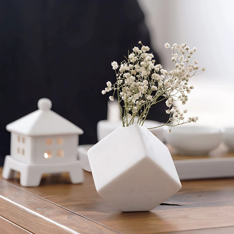 Vase Original Blanc Moucheté en céramique présentation du modèle A avec des fleurs sur une table en bois.