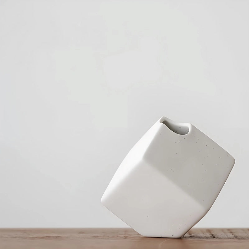 Vase Original Blanc Moucheté en céramique présentation du modèle A sans fleurs sur une table en bois.