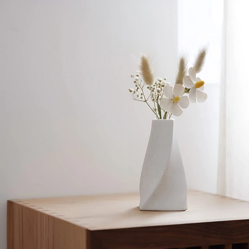 Vase Original Blanc Moucheté en céramique présentation du modèle B avec fleurs séchées sur table bois.