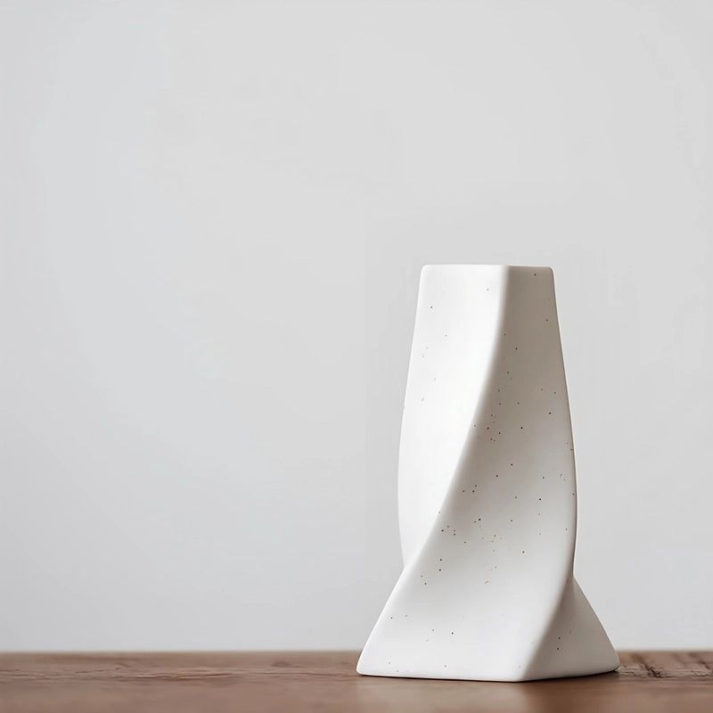 Vase Original Blanc Moucheté en céramique présentation du modèle B sans fleur sur une table en bois.