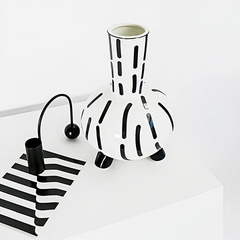 Vase Original Noir et Blanc Lignes Pointillées en céramique présentation sans fleurs sur une table blanche.