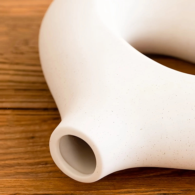 Vase Original Noir ou Blanc Donut présentation détails du col sur une table en bois.