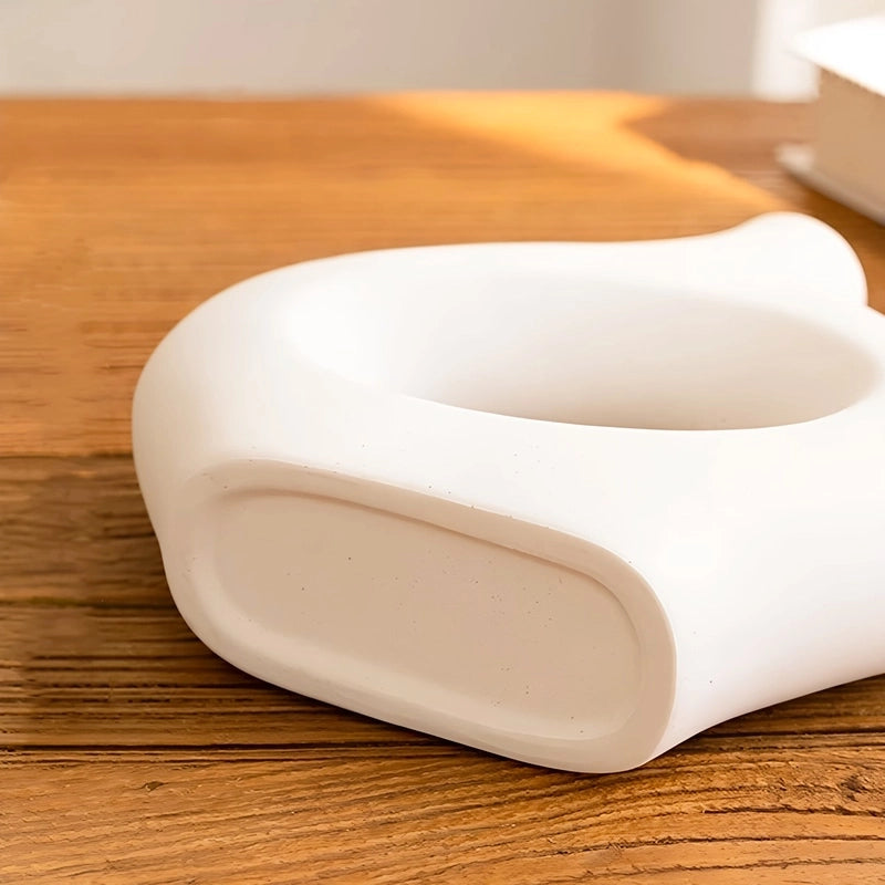 Vase Original Noir ou Blanc Donut présentation détails du dessous sur une table en bois.