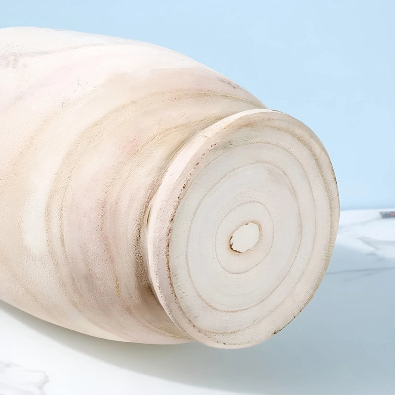 Vase Ovale Artisanal Rustique en Bois, présentation du dessous vu de près.