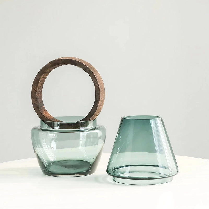 Vase Ovale Transparent avec Anneau en Bois Décoratif, présentation des détails, éléments détachés sur une table blanche.