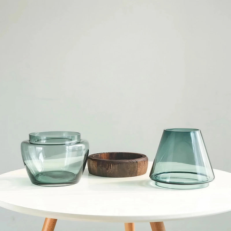 Vase Ovale Transparent avec Anneau en Bois Décoratif, présentation des trois parties à assembler, posés côte à côte sur une table blanche.