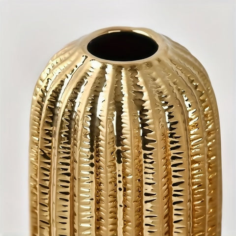 Vase ovalisé couleur doré en céramique détails de la céramique et du haut du vase.