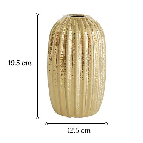 Vase ovalisé couleur doré en céramique dimensions du modèle M sur fond blanc.
