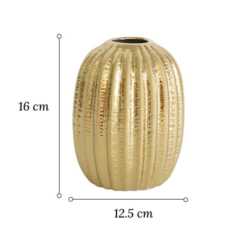 Vase ovalisé couleur doré en céramique dimensions du  modèle S sur fond blanc.