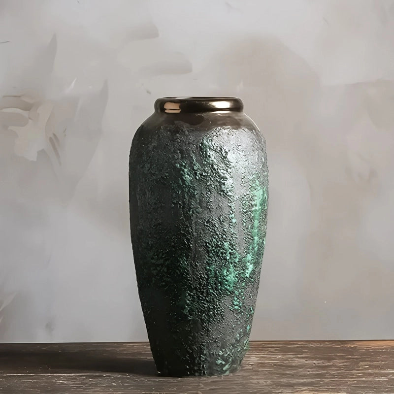 Vase Ovoïde en Grès Vieilli Finition Patinée Col Bronze présentation du modèle L sans fleurs sur une table en bois.