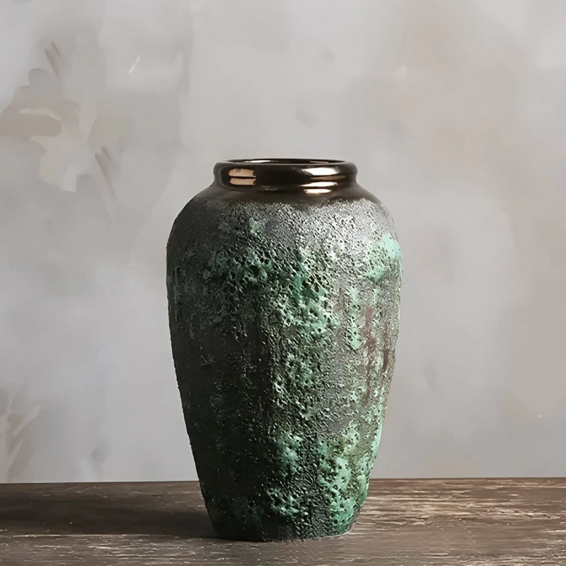 Vase Ovoïde en Grès Vieilli Finition Patinée Col Bronze présentation du modèle M sans fleurs sur une table en bois.
