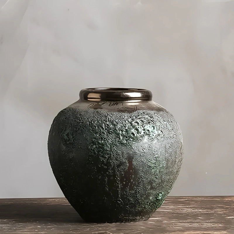 Vase Ovoïde en Grès Vieilli Finition Patinée Col Bronze présentation du modèle S sans fleurs sur une table en bois.