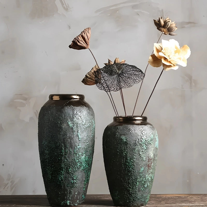 Vase Ovoïde en Grès Vieilli Finition Patinée Col Bronze présentation des modèles L sans fleurs et M avec fleurs séchées sur une table en bois.