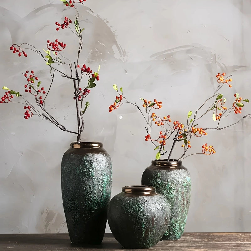 Vase Ovoïde en Grès Vieilli Finition Patinée Col Bronze présentation de tous les modèles avec branches fleuries sur une table en bois.