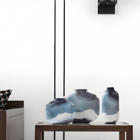 Vase Paysage d'Encre Créatif en Céramique, présentation de tous les modèles sans fleurs sur une table en bois.