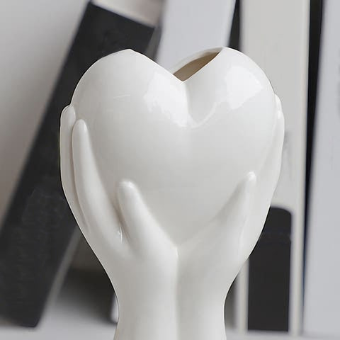 Vase petit cœur entre deux mains détails 1