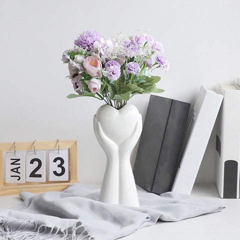 Vase petit cœur entre deux mains mise en scène