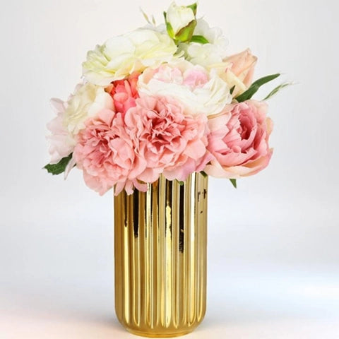 Vase Plaqué Or Rayé Raffiné en céramique présentation du modèle M avec bouquet de pivoines pastel.