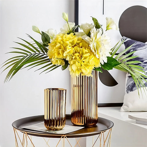 Vase plaqué or rayé raffiné en céramique présentation des modèles S et M avec bouquet de fleurs sur une table.