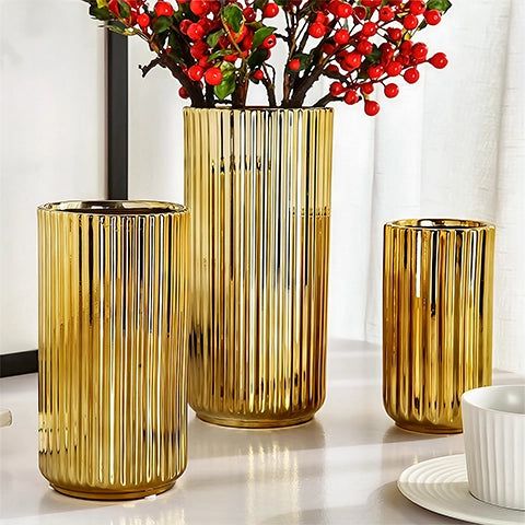 Vase plaqué or rayé raffiné en céramique présentation de tous les modèles sur une table avec fleurs.
