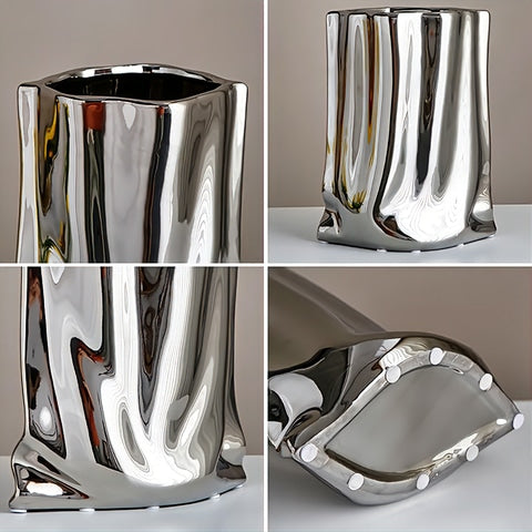 Vase plissé élégant or ou argent en céramique détails du col, de face, du bas, du dessous avec tampons de protections.