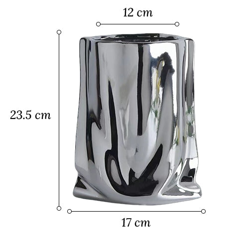 Vase plissé élégant or ou argent en céramique dimensions sur fond blanc.