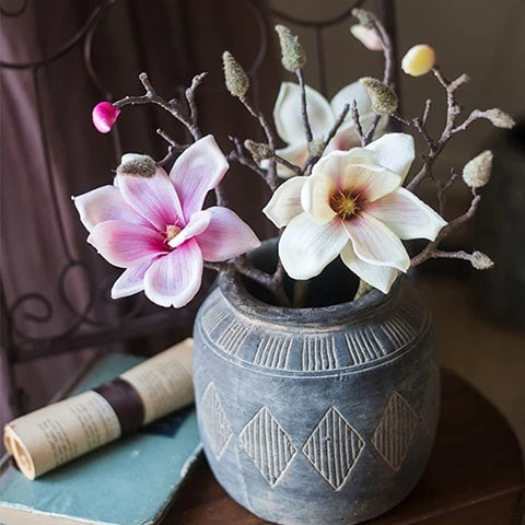 Vase pot style art ancien motifs losanges modèle L, présentation sur une table avec un bouquet de fleurs.