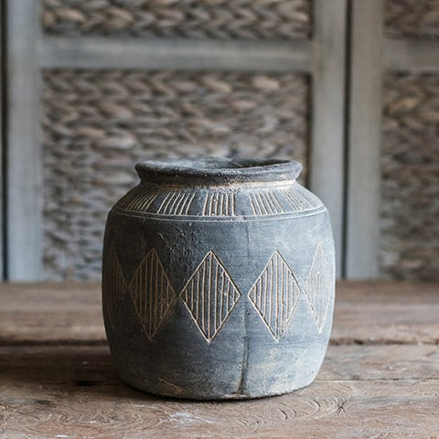 Vase pot style art ancien motifs losanges modèle L, présentation sur une table en bois au style ancien.