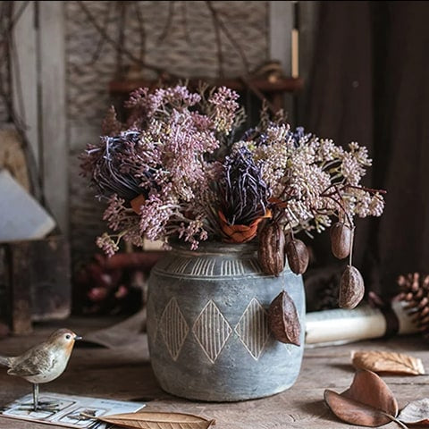 Vase pot style art ancien motifs losanges modèle M, présentation avec bouquet violet de fleurs séchées.