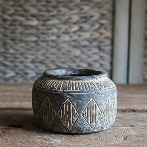 Vase pot style art ancien motifs losanges modèle M, présentation sur une table en bois au style ancien.