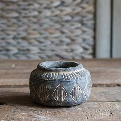 Vase pot style art ancien motifs losanges modèle S, présentation sur une table en bois au style ancien.