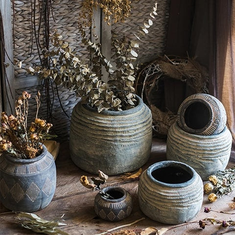 Vase Pot Style Art Ancien Motifs Losanges présentation des modèles S, M et L avec fleurs séchées sur une table en bois ancien.