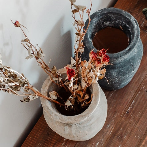 Vase poterie artisanale rétro céramique, présentation modèles beige avec fleurs séchées et bleu sans fleurs, vue de dessus sur une table en bois.