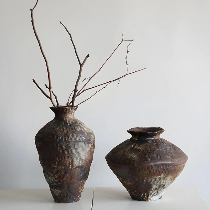 Vase Poterie Wabi Sabi en Céramique présentation des modèles A et B marron avec branche